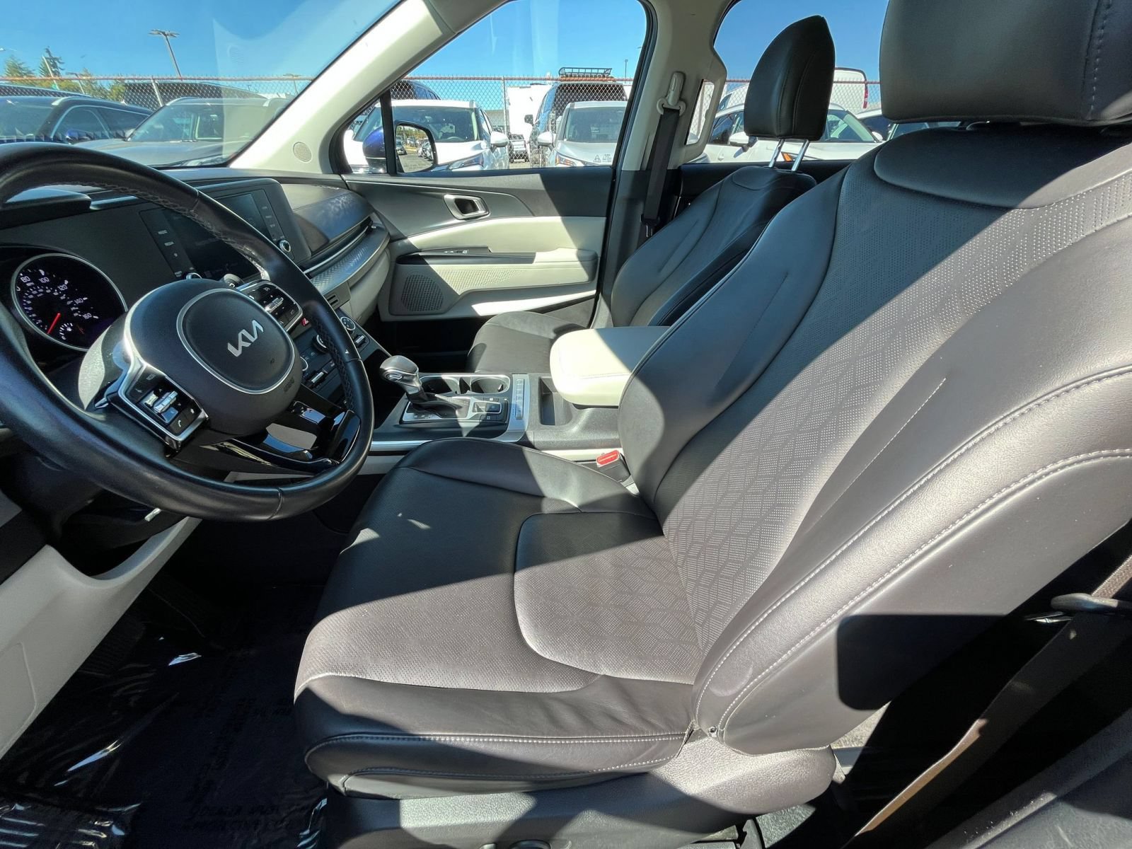 Thumbnail: 2023 Kia Carnival - 27