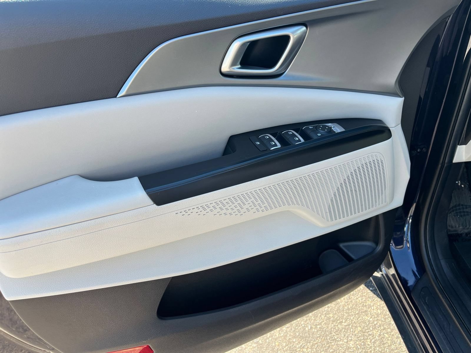 Thumbnail: 2023 Kia Carnival - 18