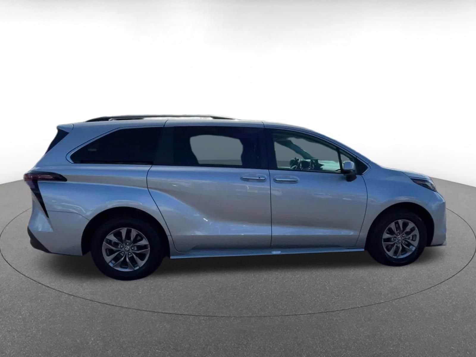 Thumbnail: 2023 Toyota Sienna - 13