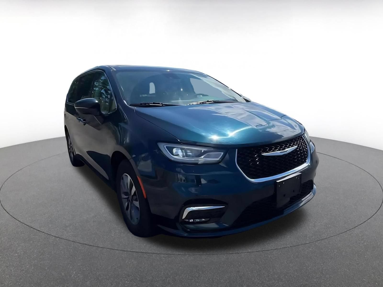 Thumbnail: 2023 Chrysler Pacifica - 3