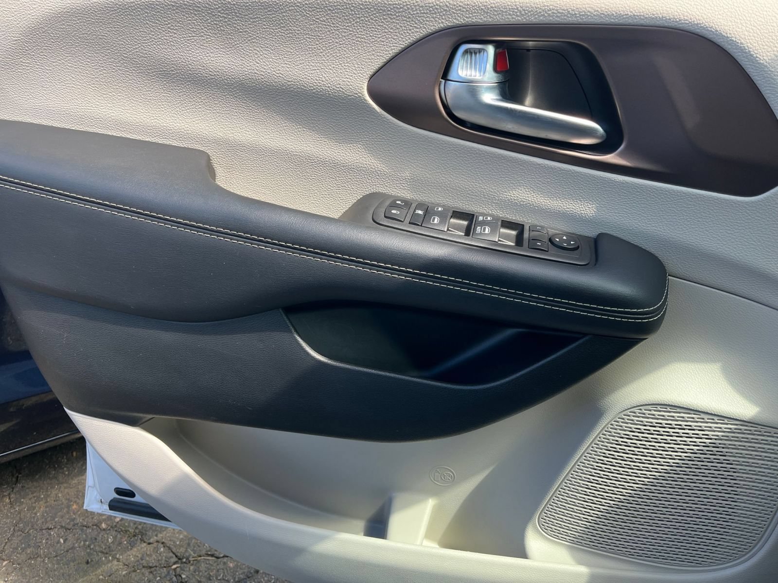 Thumbnail: 2023 Chrysler Voyager - 18