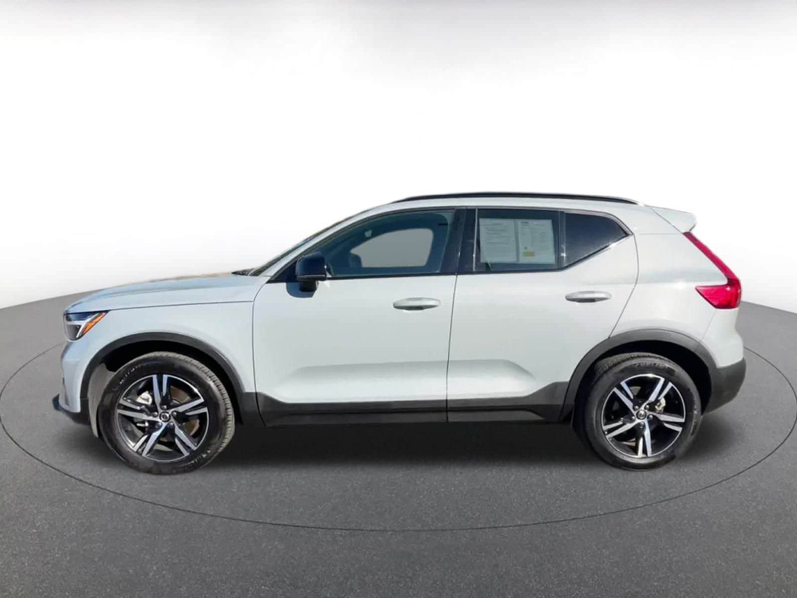 Thumbnail: 2024 Volvo XC40 - 9