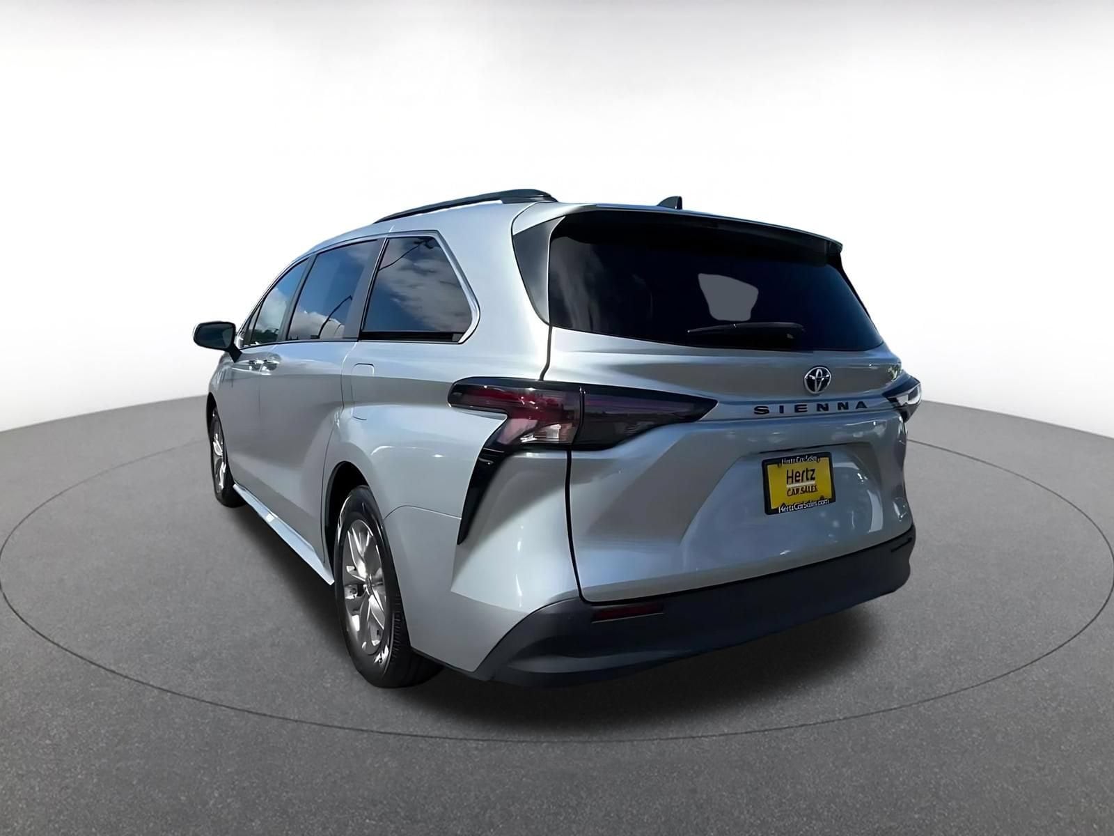 Thumbnail: 2023 Toyota Sienna - 9