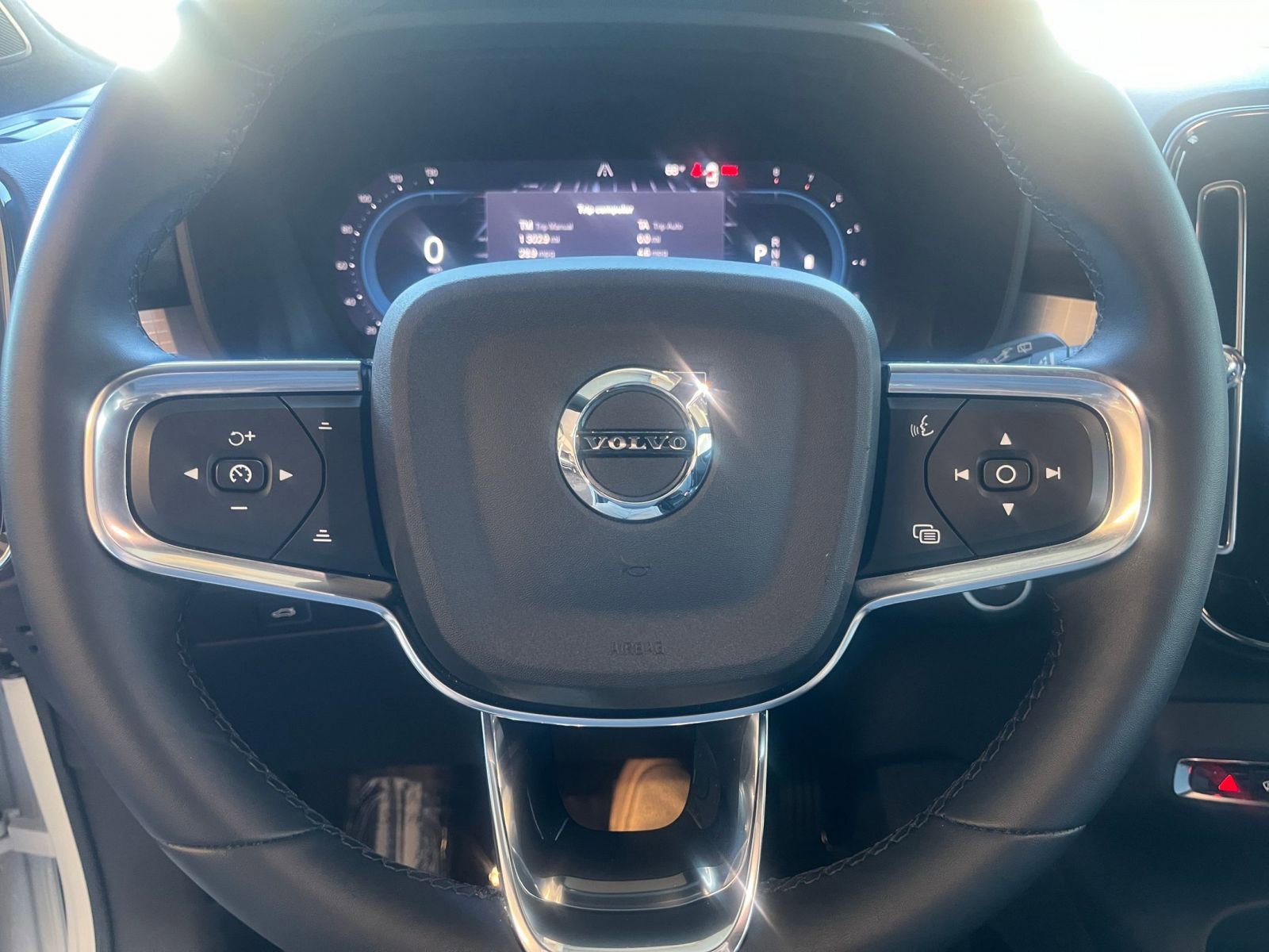 Thumbnail: 2024 Volvo XC40 - 28