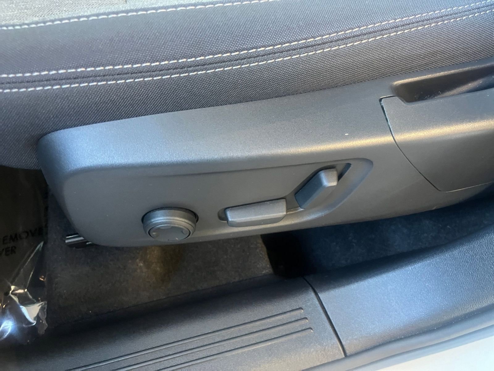 Thumbnail: 2024 Volvo XC40 - 23