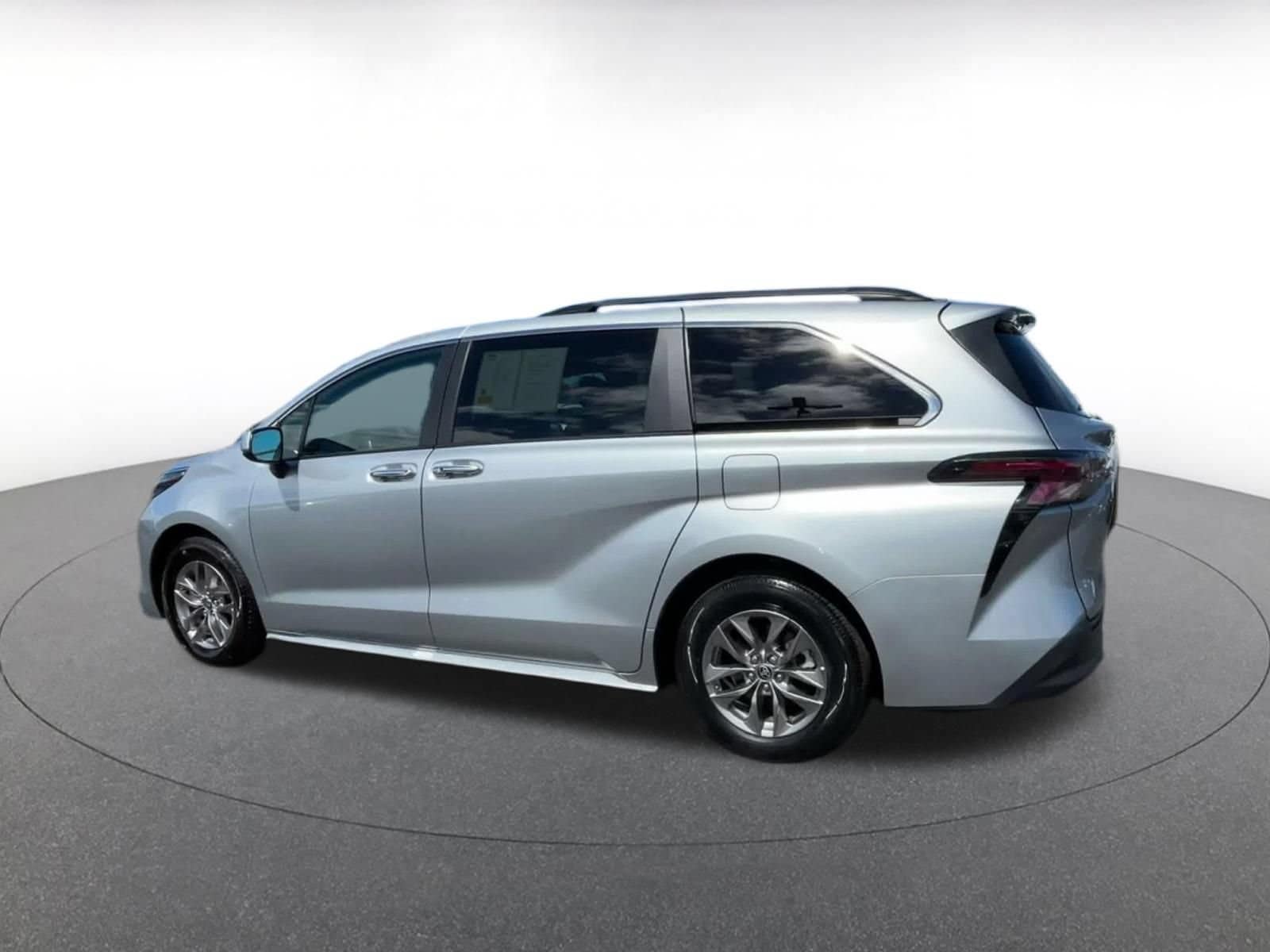 Thumbnail: 2023 Toyota Sienna - 8