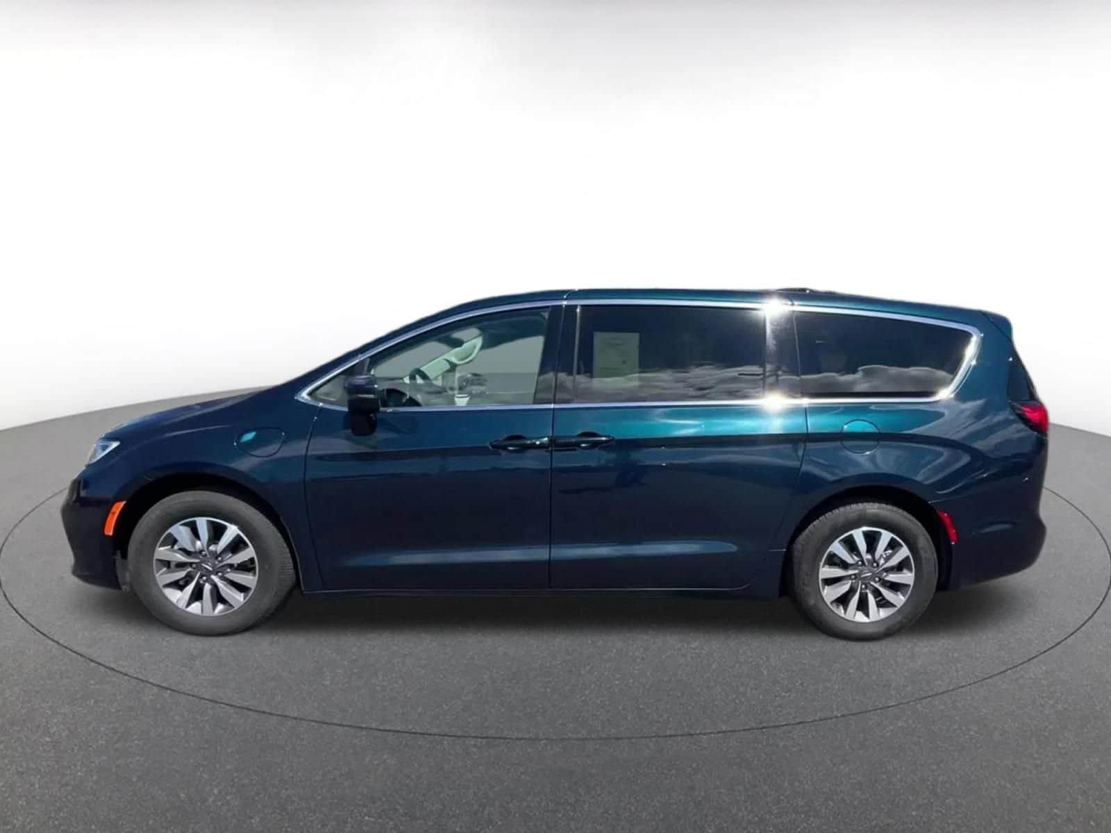 Thumbnail: 2023 Chrysler Pacifica - 9