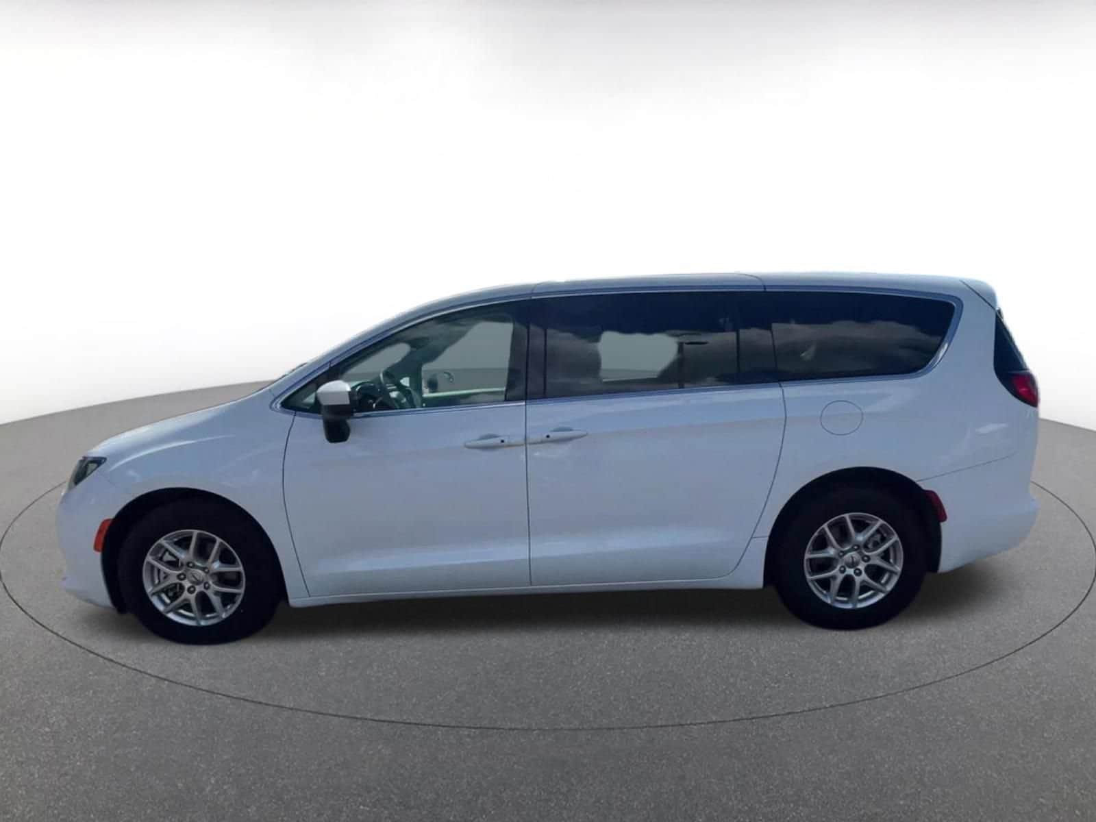 Thumbnail: 2023 Chrysler Voyager - 9