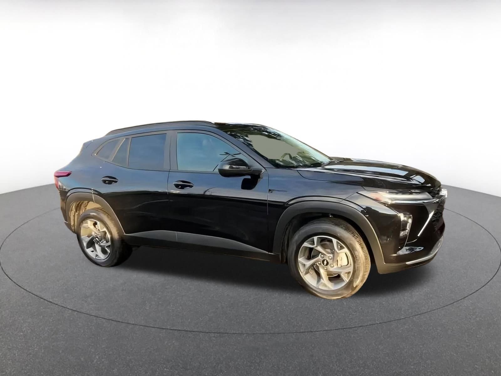 Thumbnail: 2025 Chevrolet Trax - 2