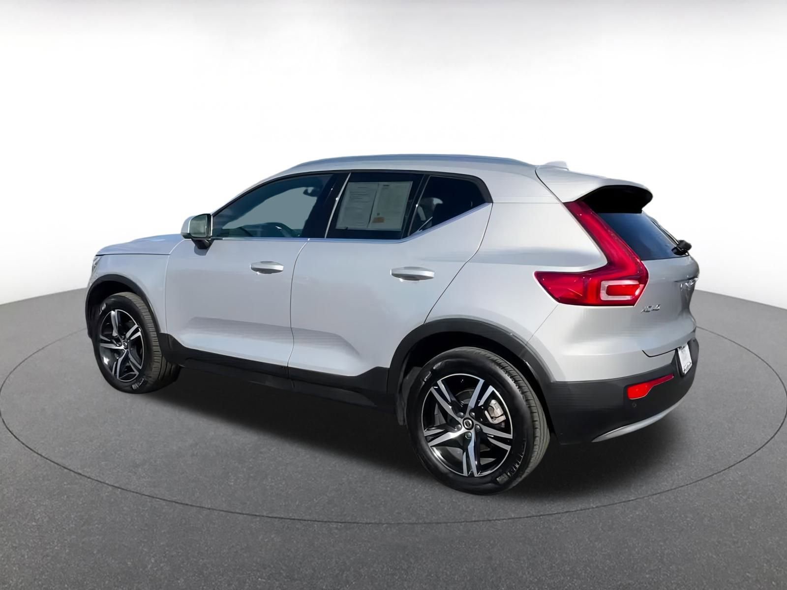 Thumbnail: 2024 Volvo XC40 - 10