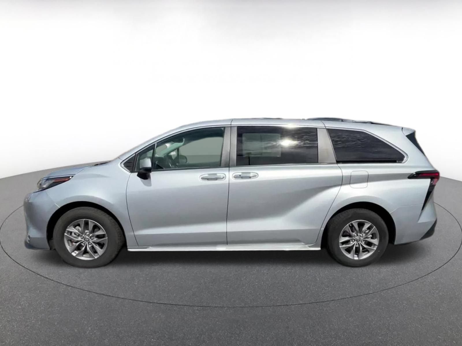 Thumbnail: 2023 Toyota Sienna - 9
