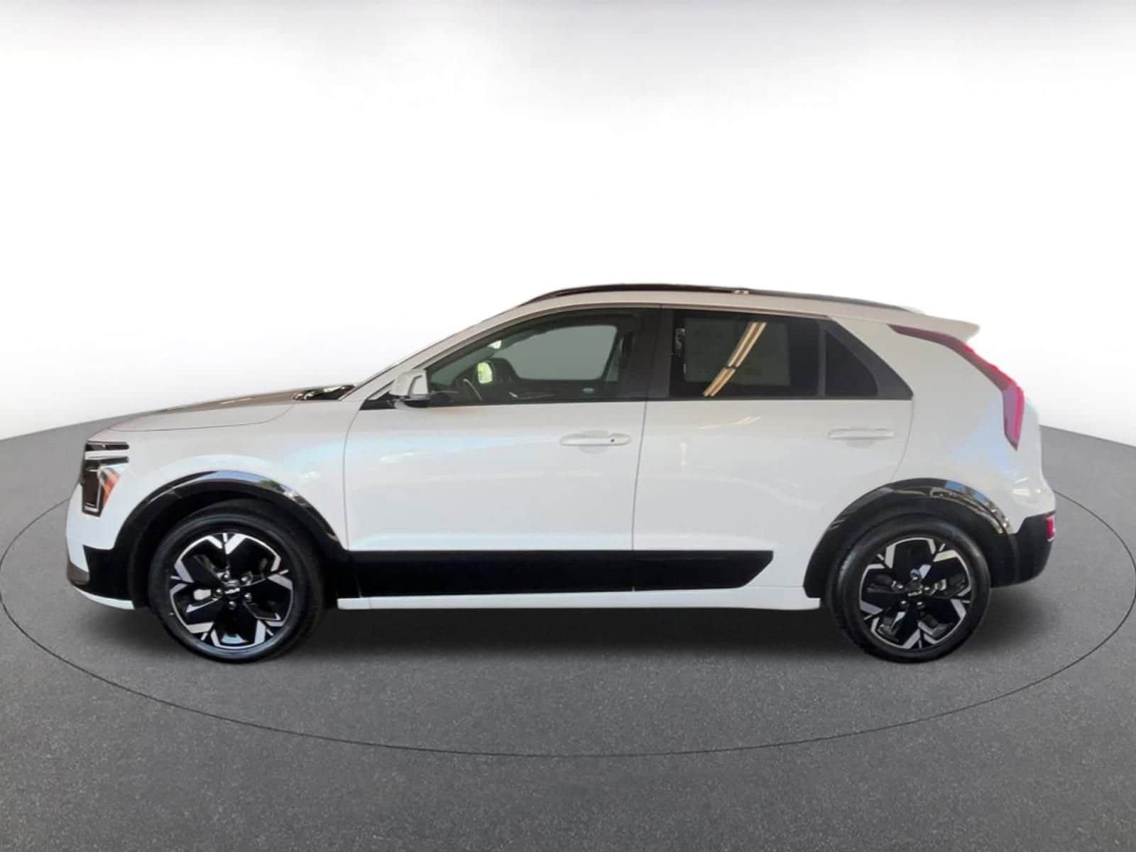 Thumbnail: 2023 Kia Niro - 8