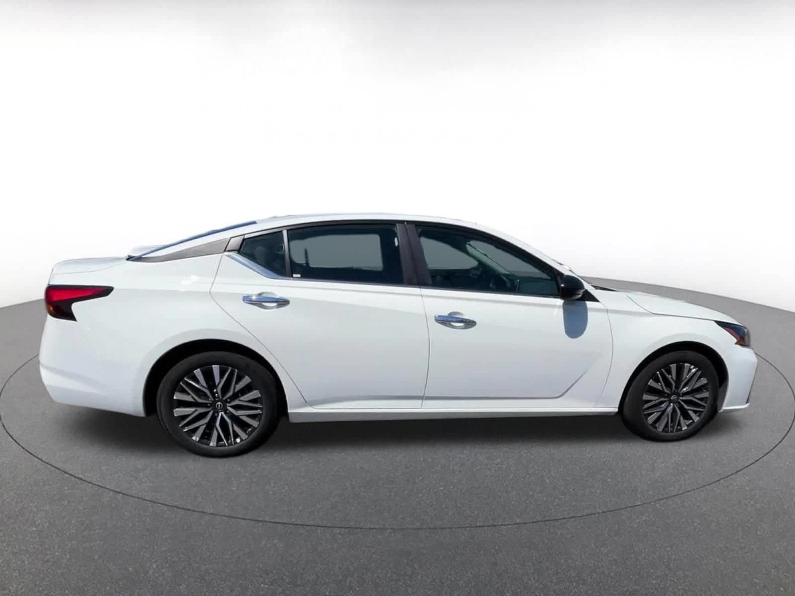 2025 Nissan Altima SV - Photo 15