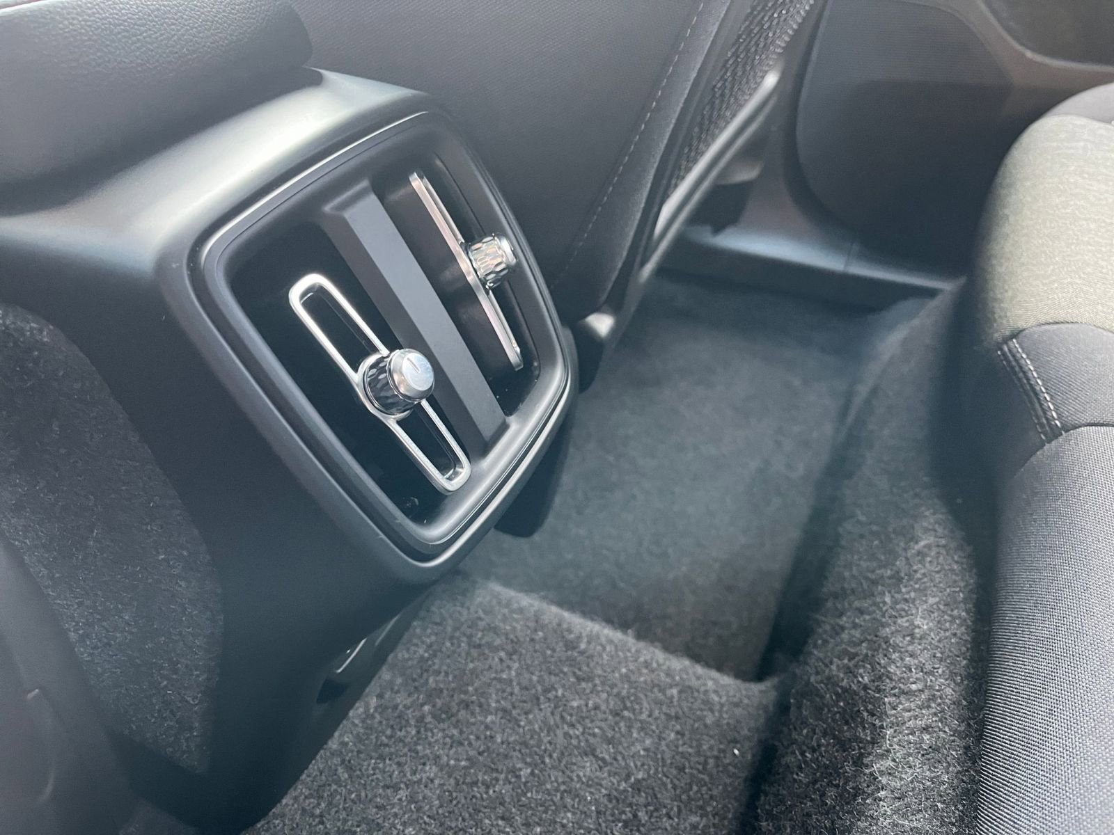 Thumbnail: 2024 Volvo XC40 - 24