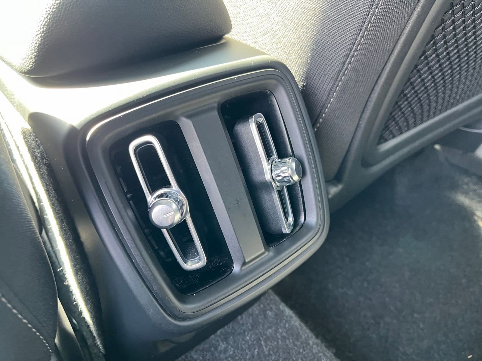 Thumbnail: 2024 Volvo XC40 - 24