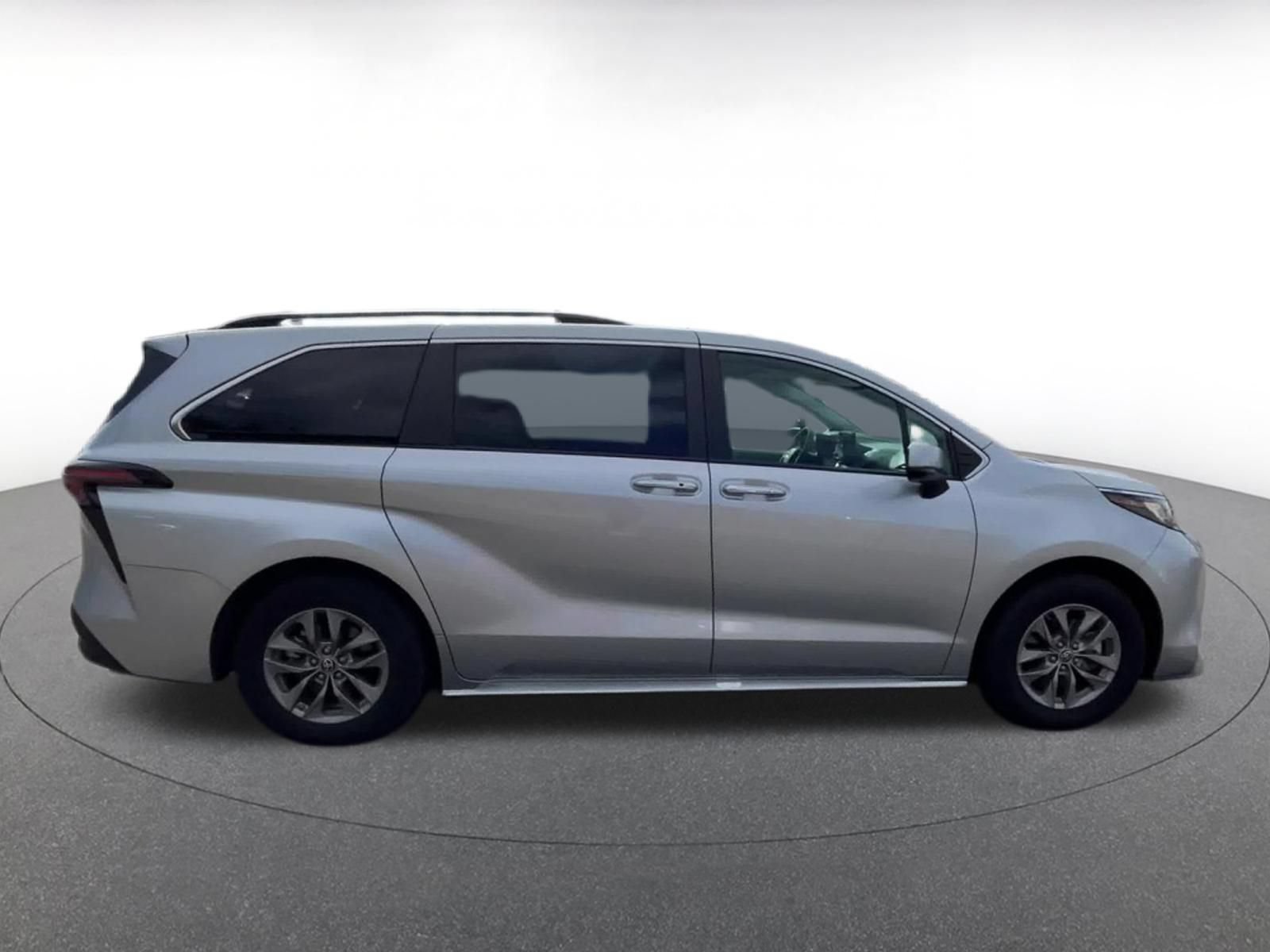 Thumbnail: 2023 Toyota Sienna - 16