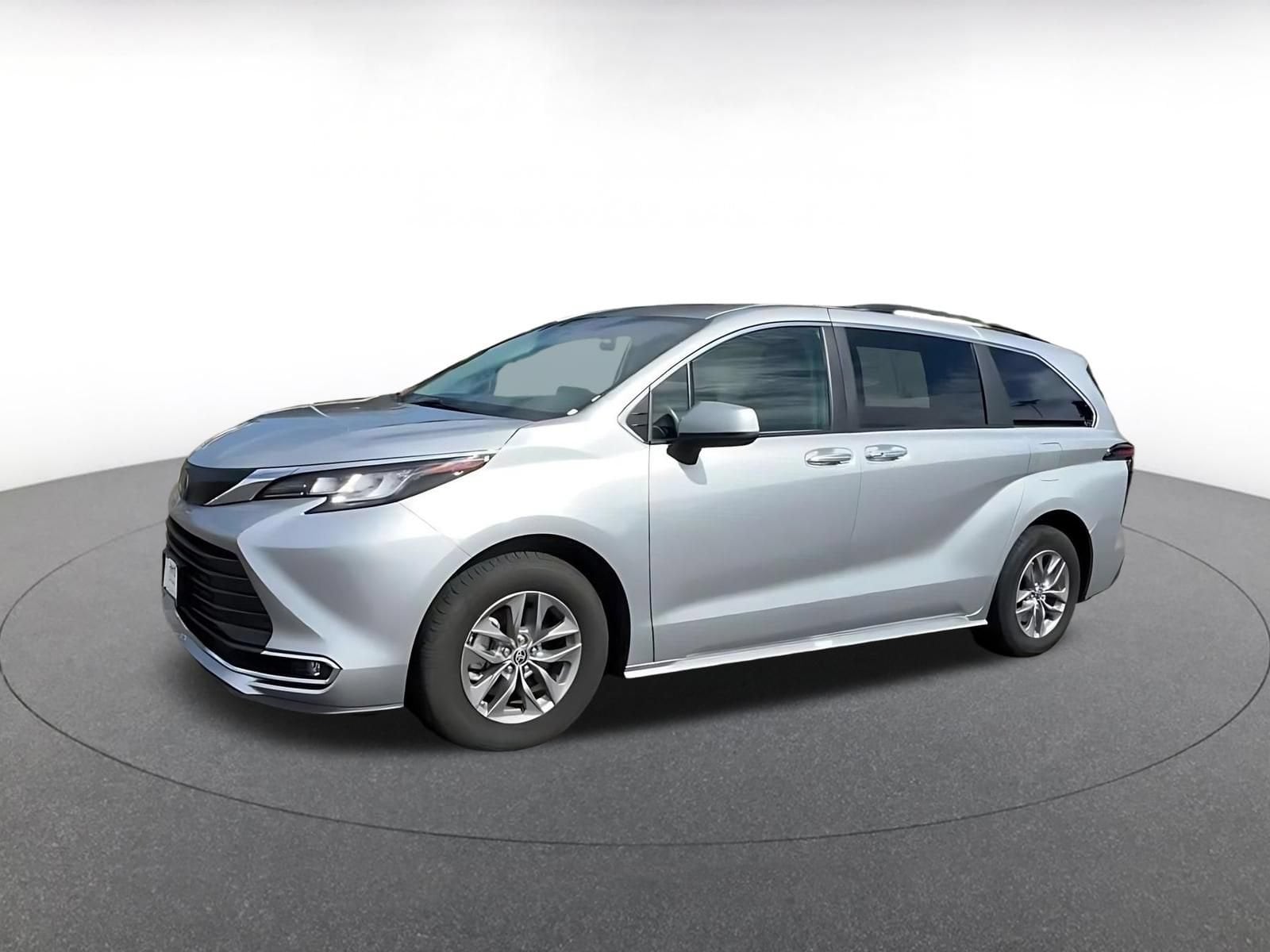 Thumbnail: 2023 Toyota Sienna - 8