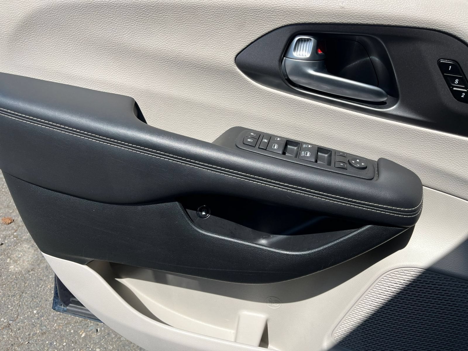 Thumbnail: 2023 Chrysler Pacifica - 18