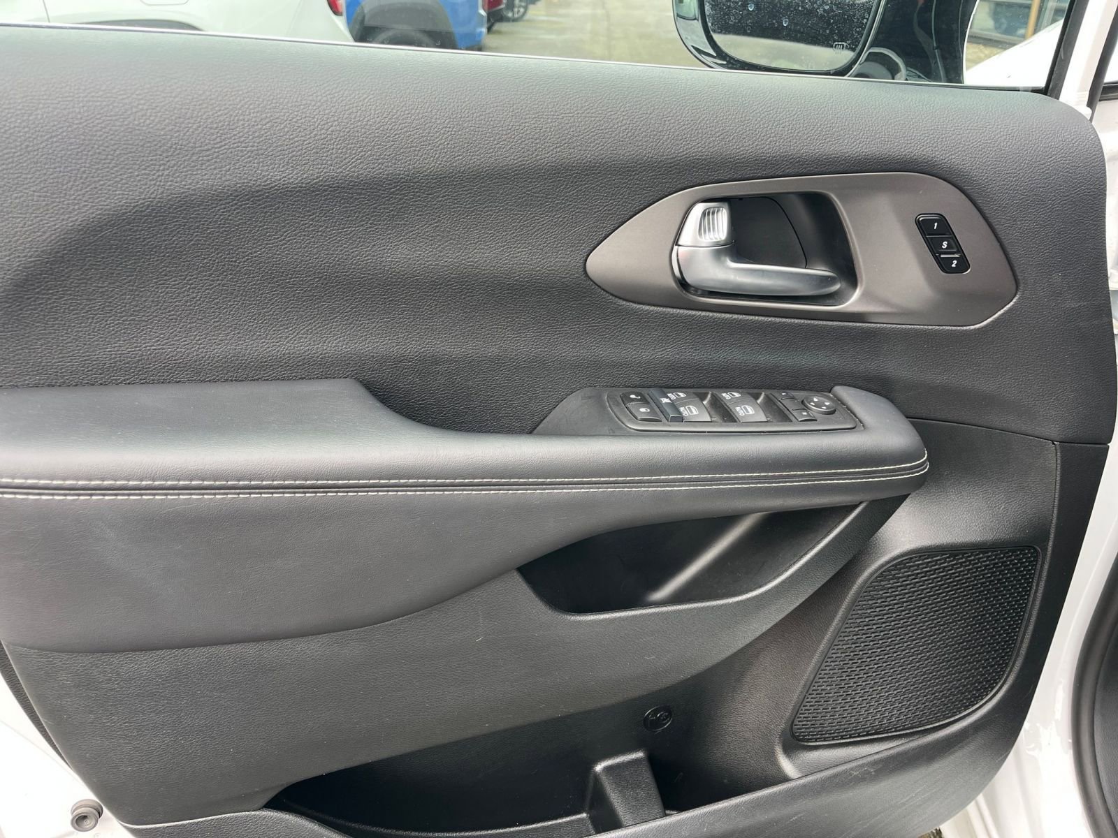 Thumbnail: 2025 Chrysler Pacifica - 18