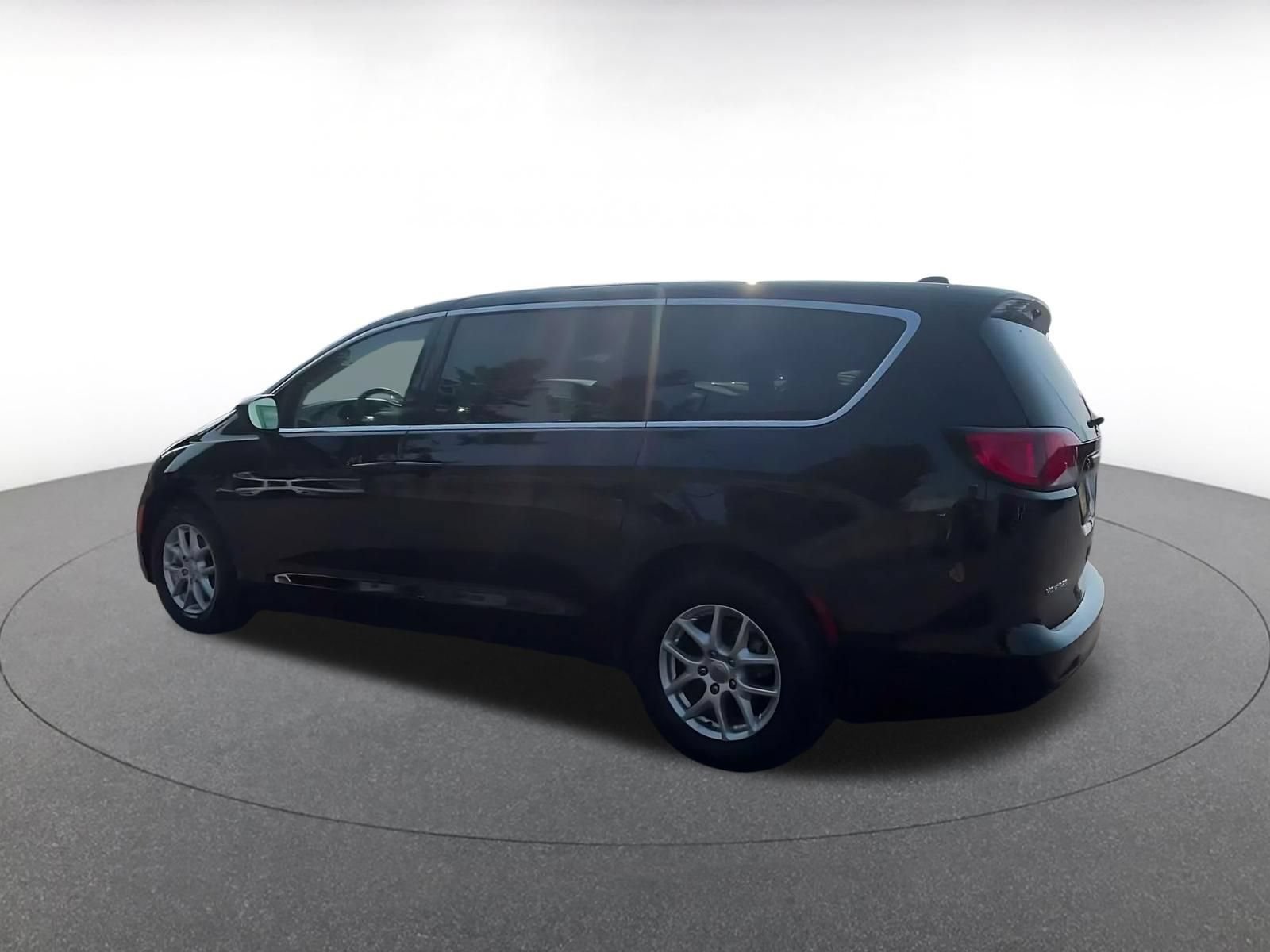 Thumbnail: 2024 Chrysler Voyager - 8