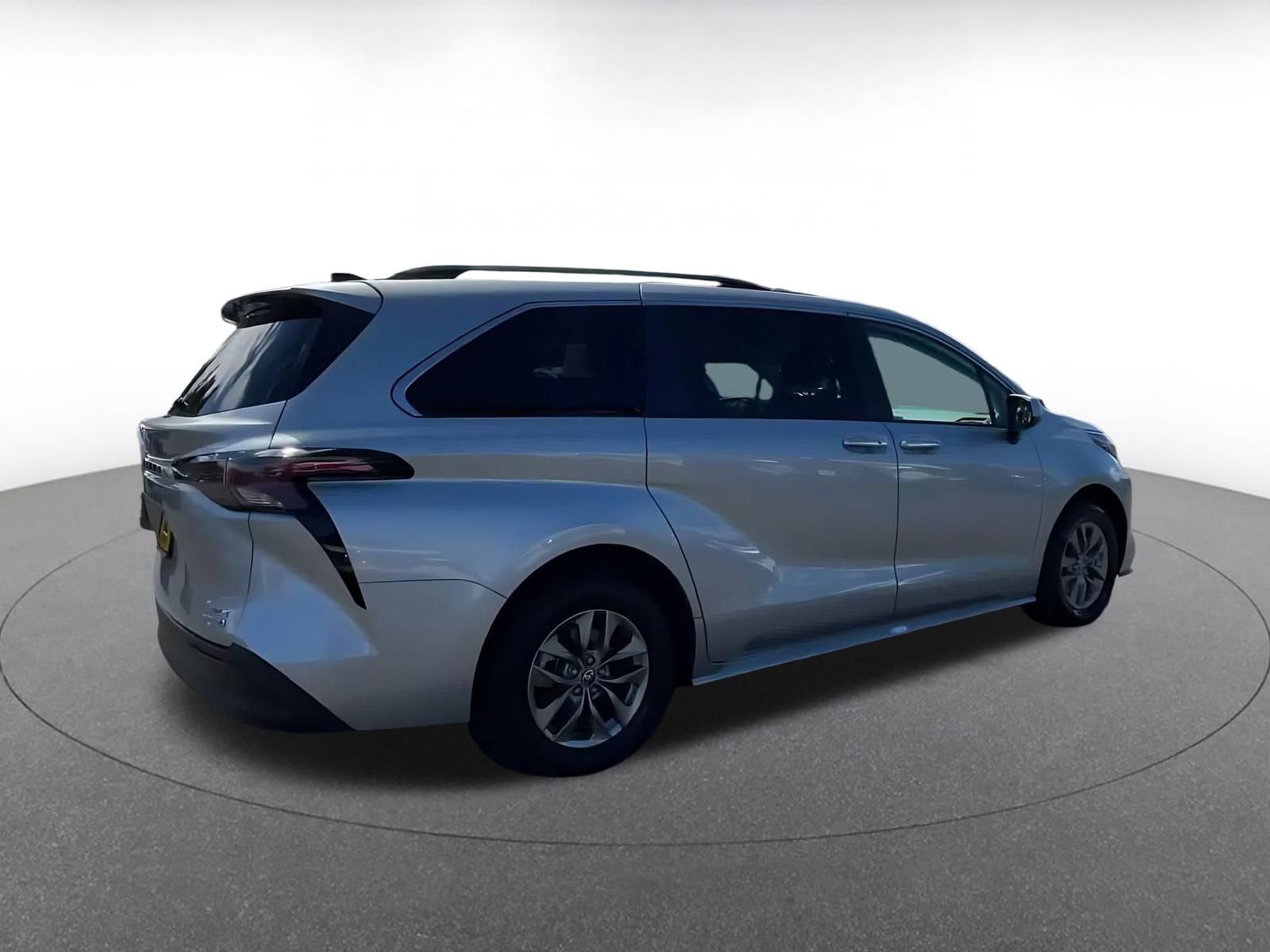 Thumbnail: 2023 Toyota Sienna - 11