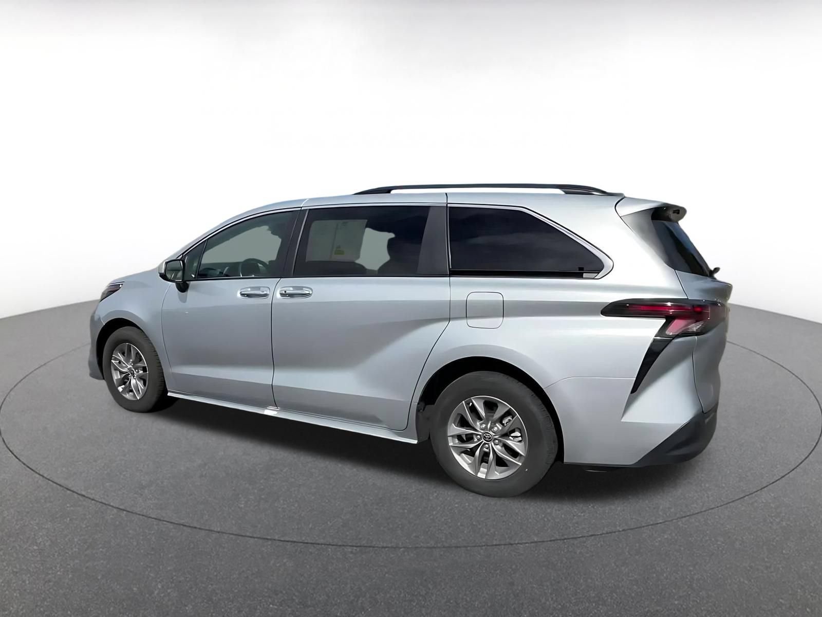 Thumbnail: 2023 Toyota Sienna - 10