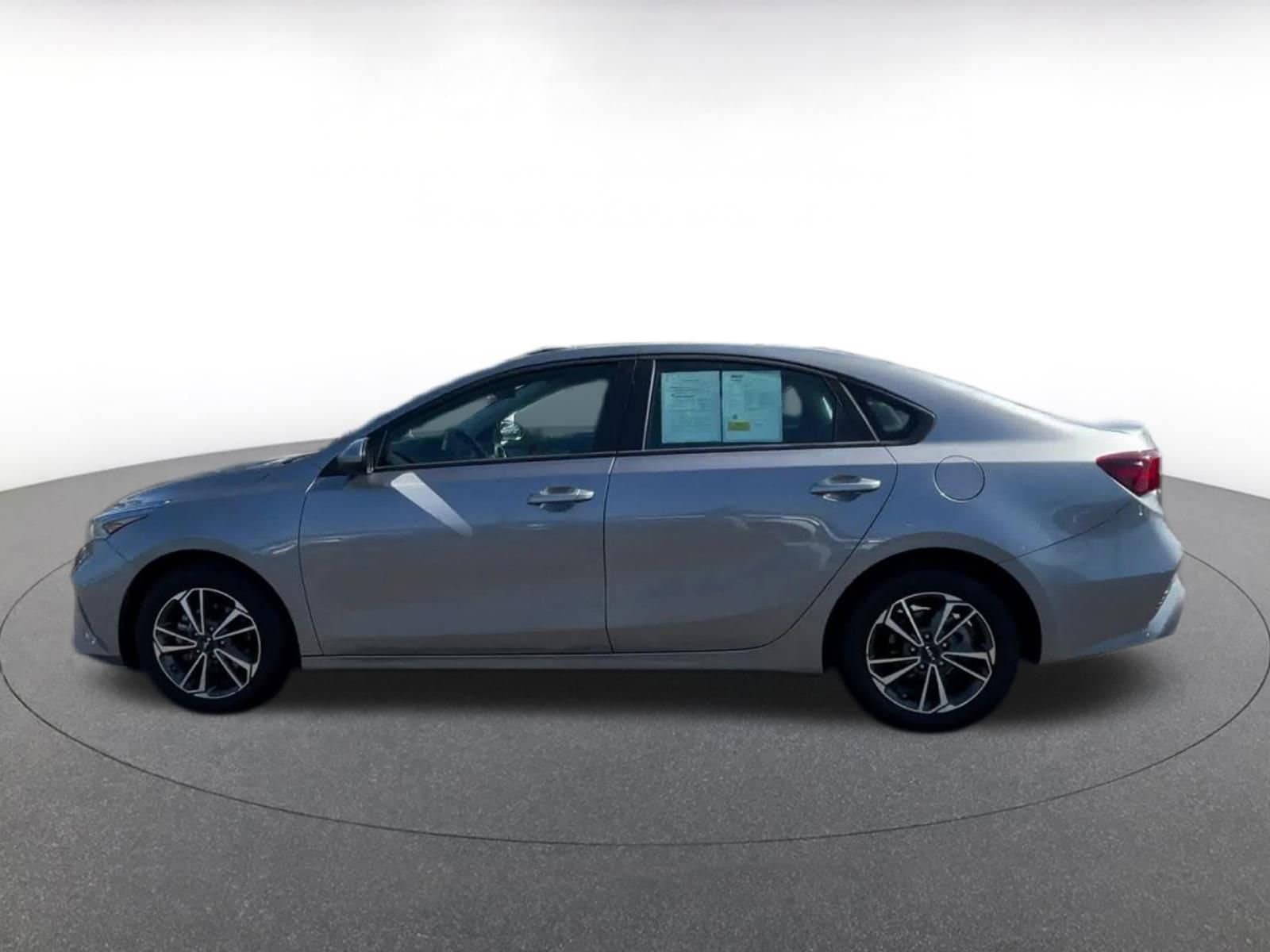 Thumbnail: 2024 Kia Forte - 9