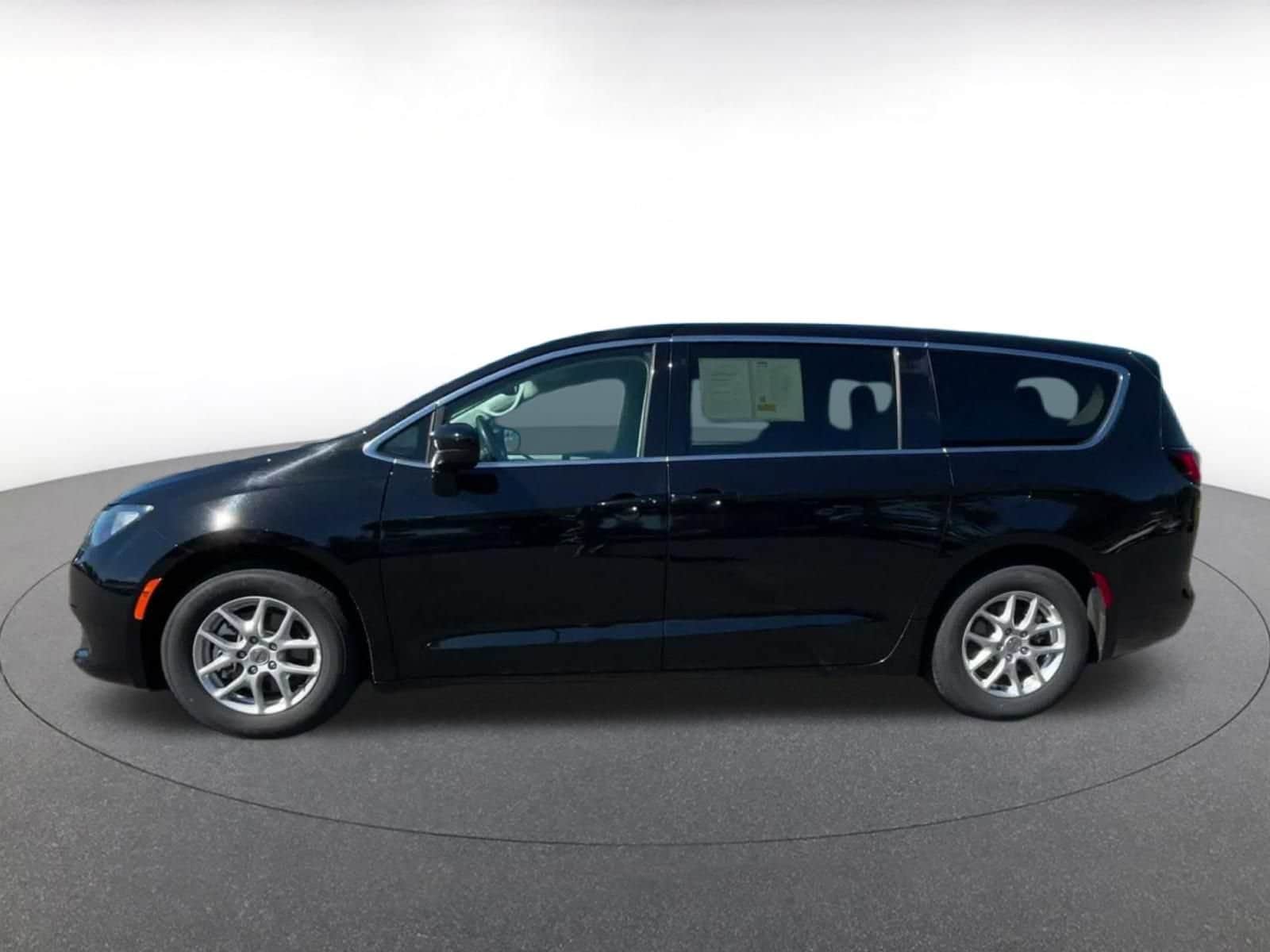 Thumbnail: 2024 Chrysler Voyager - 9