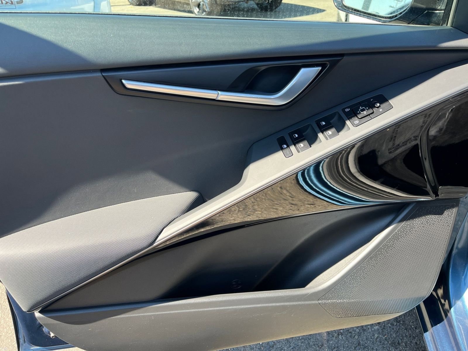 Thumbnail: 2023 Kia Niro - 22