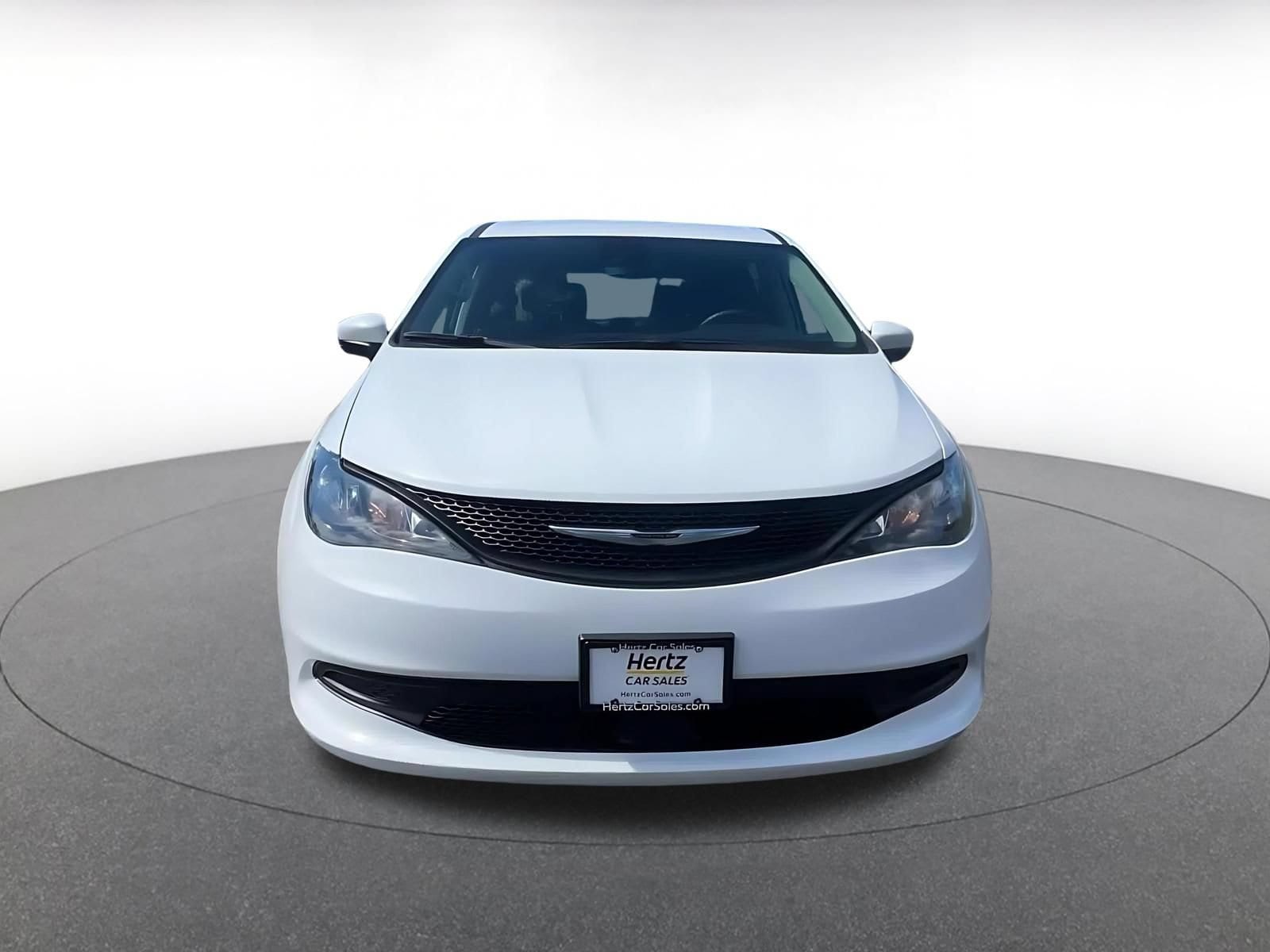 Thumbnail: 2023 Chrysler Voyager - 4