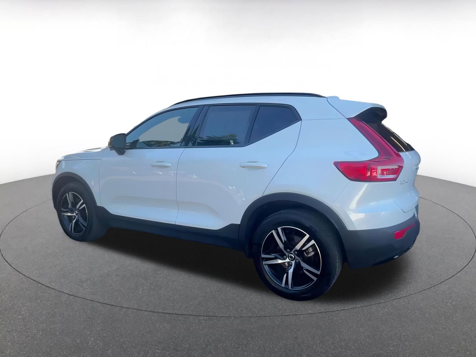 Thumbnail: 2024 Volvo XC40 - 10