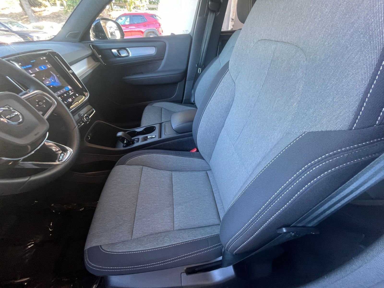 Thumbnail: 2024 Volvo XC40 - 27