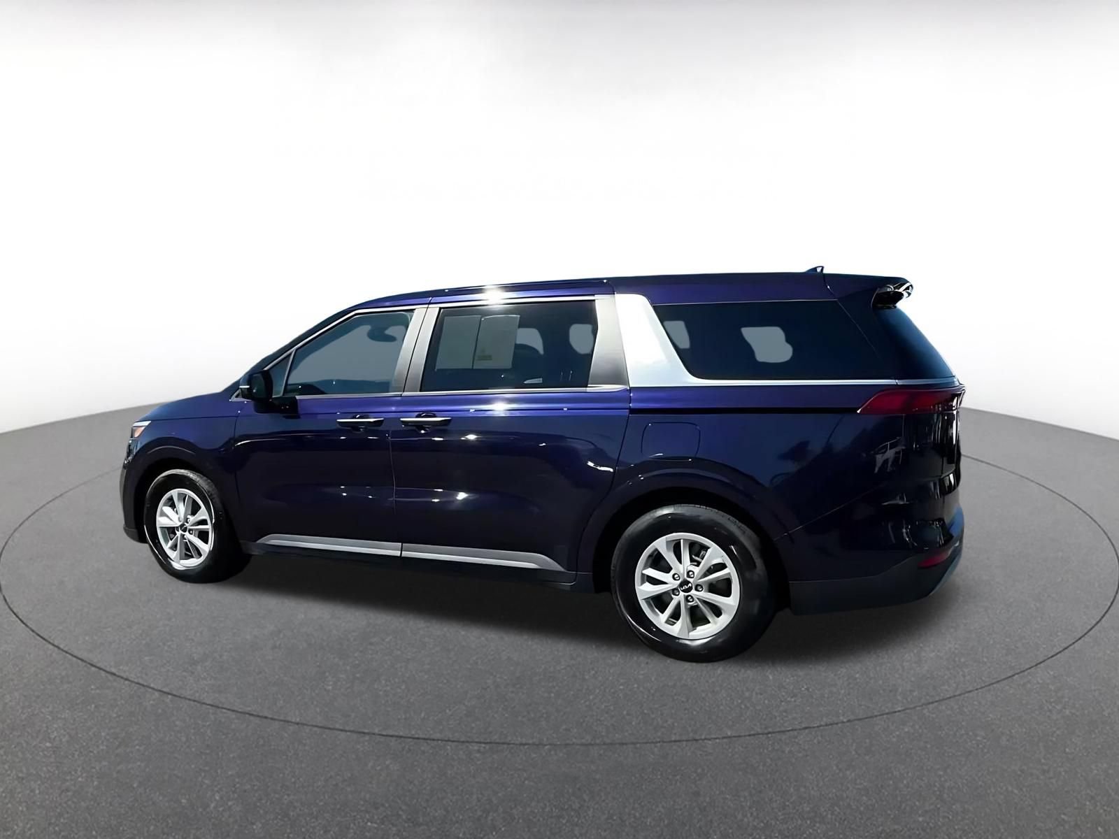 Thumbnail: 2023 Kia Carnival - 9