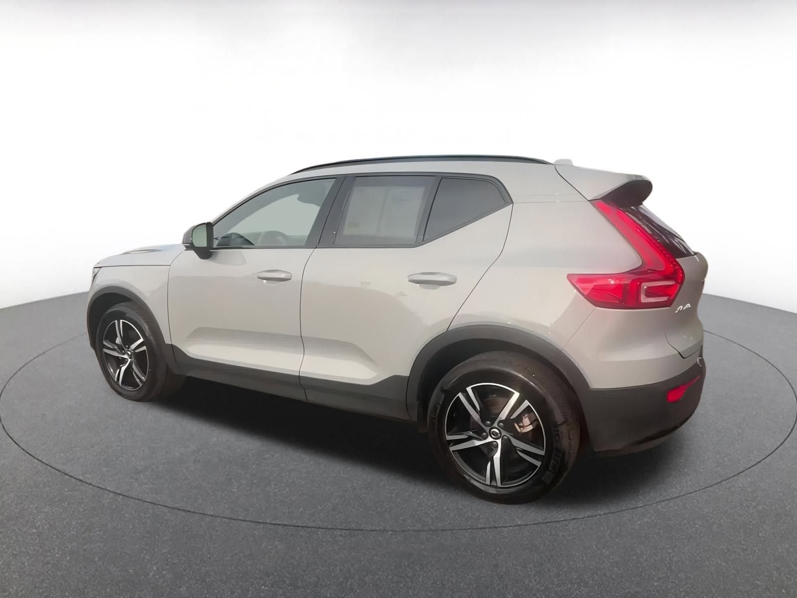 Thumbnail: 2024 Volvo XC40 - 10