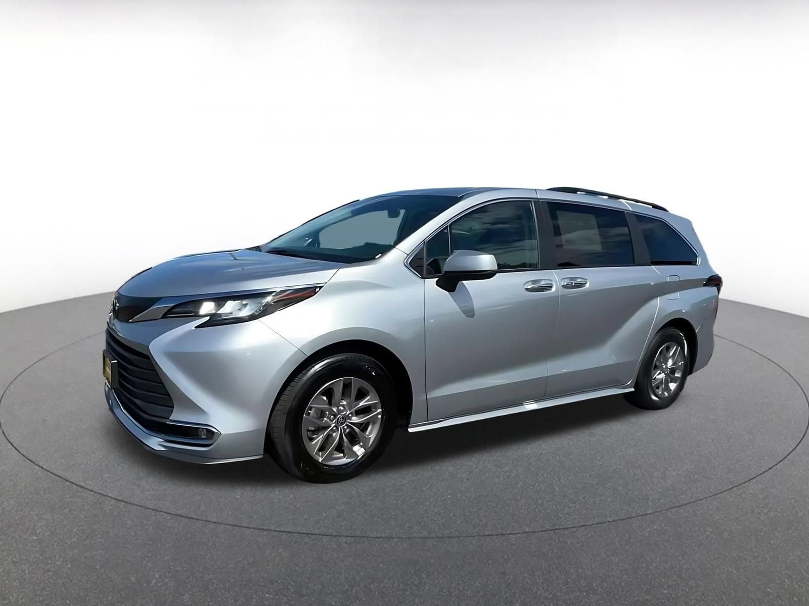 Thumbnail: 2023 Toyota Sienna - 6