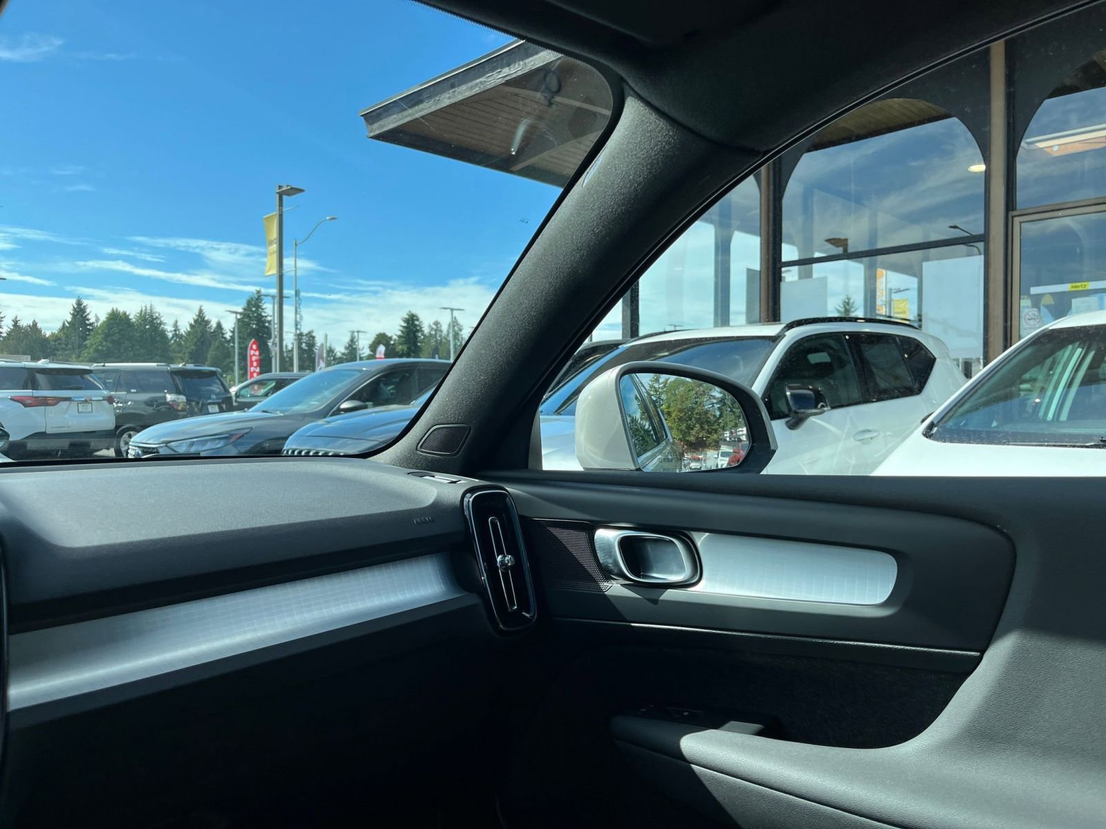 Thumbnail: 2024 Volvo XC40 - 35