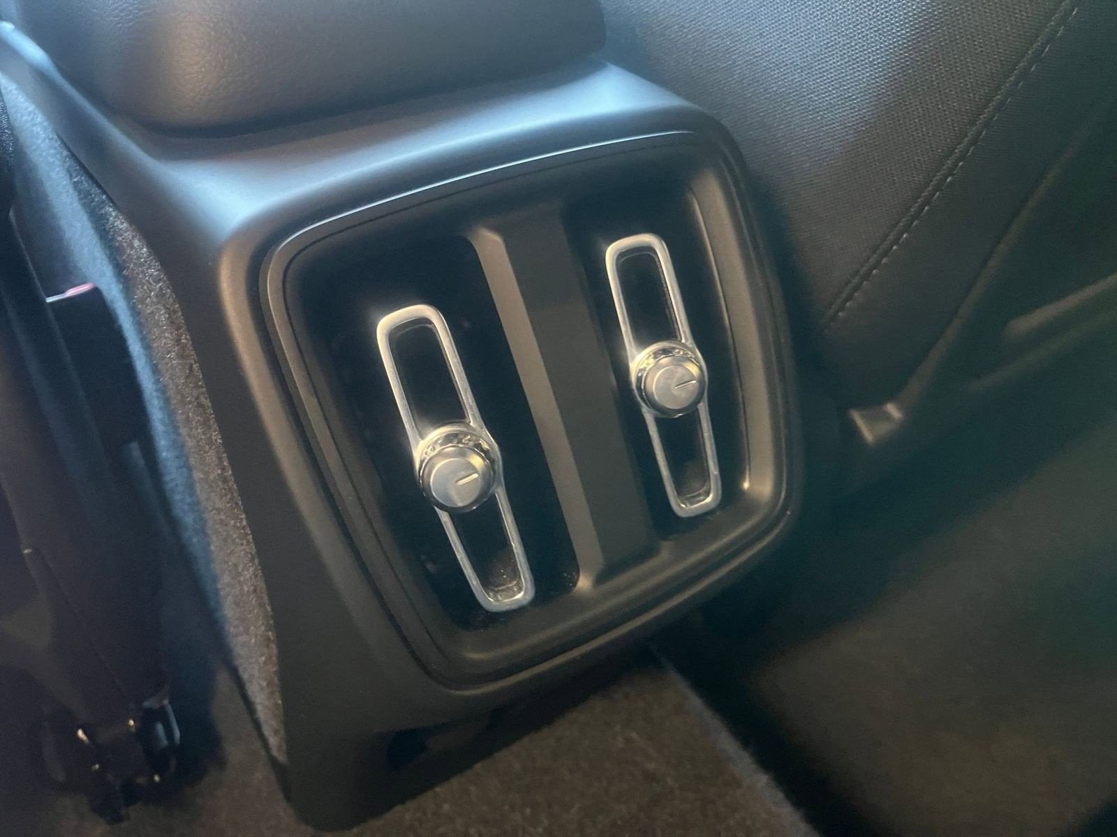 Thumbnail: 2024 Volvo XC40 - 24