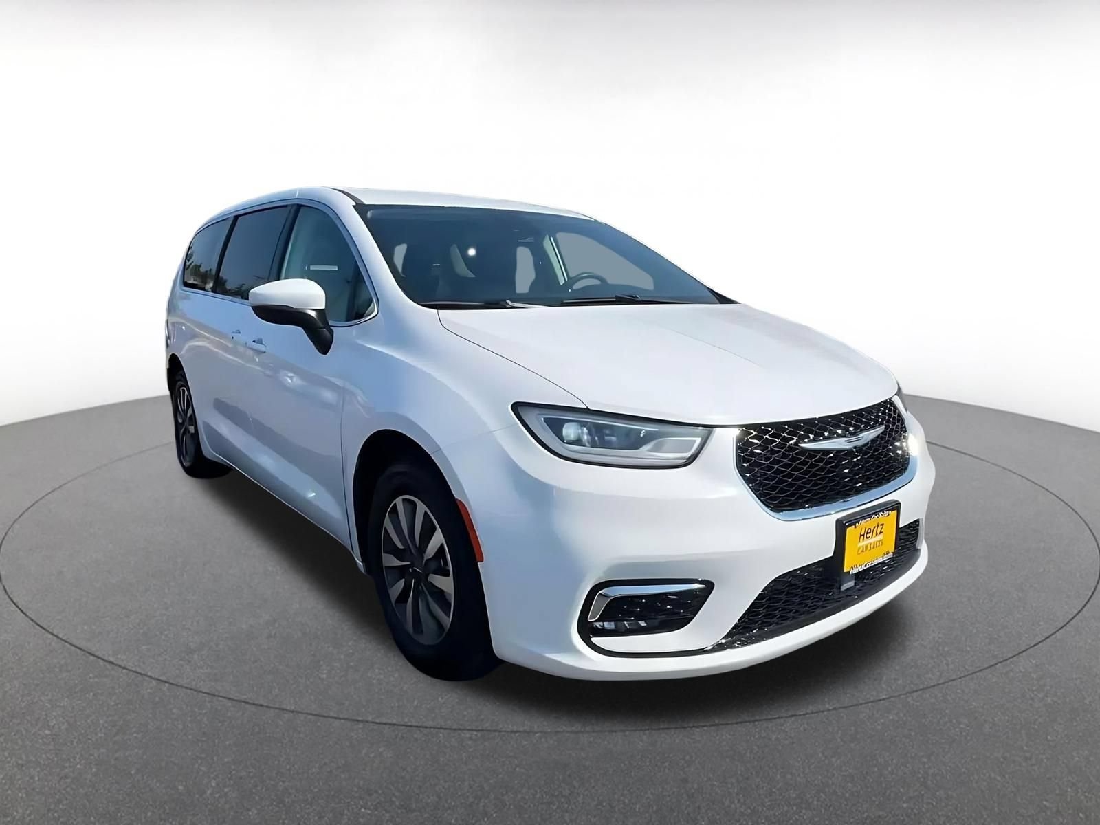 Thumbnail: 2023 Chrysler Pacifica - 3