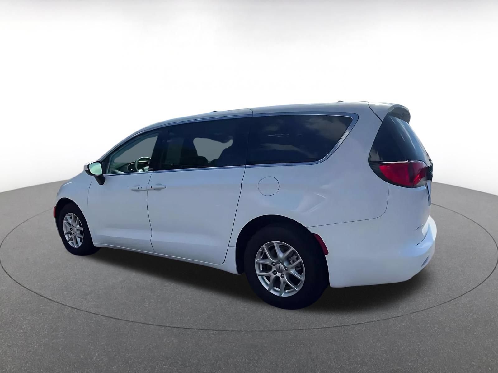 Thumbnail: 2023 Chrysler Voyager - 10