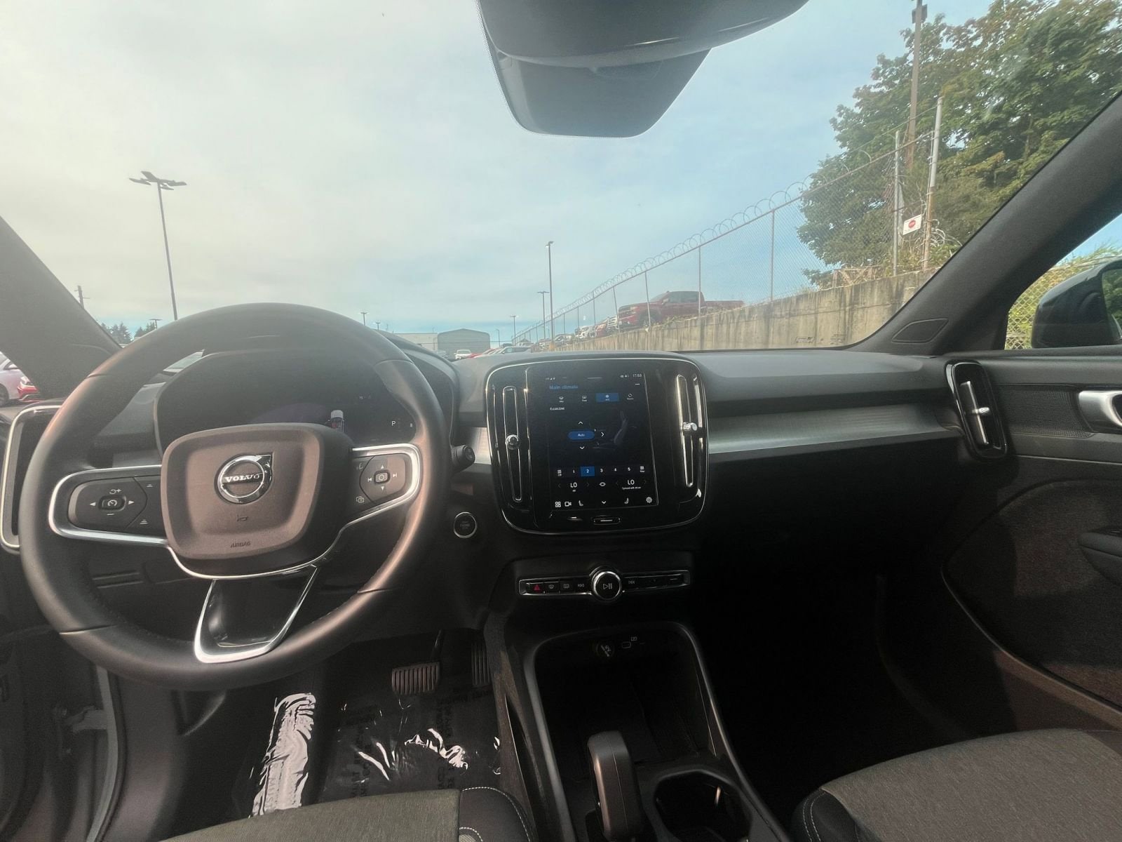 Thumbnail: 2024 Volvo XC40 - 33