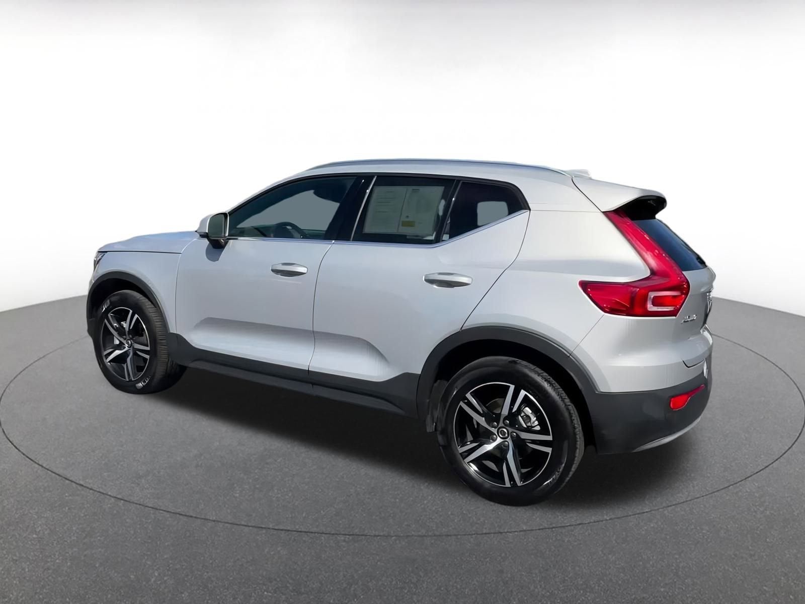 Thumbnail: 2024 Volvo XC40 - 10