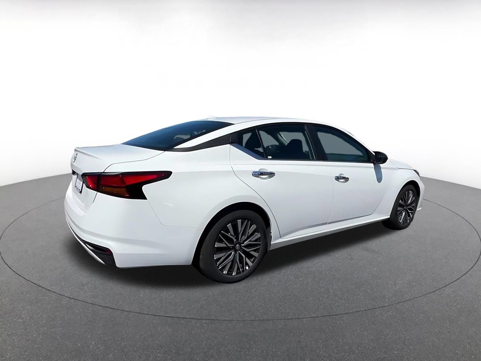 2025 Nissan Altima SV - Photo 13