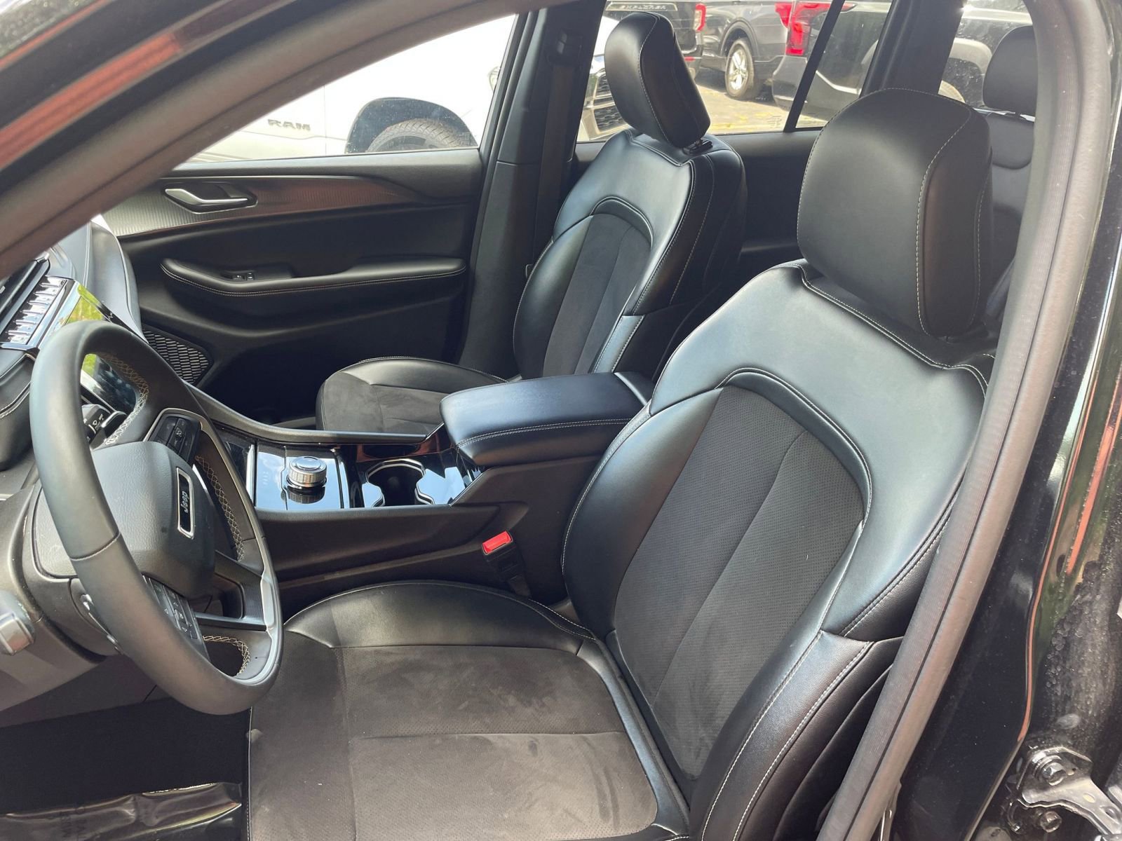 Thumbnail: 2023 Jeep Grand Cherokee - 32