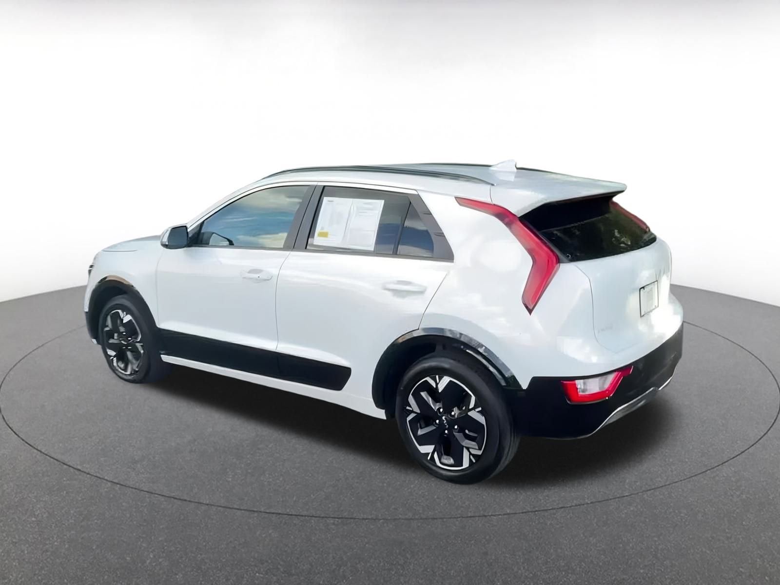 Thumbnail: 2023 Kia Niro - 10