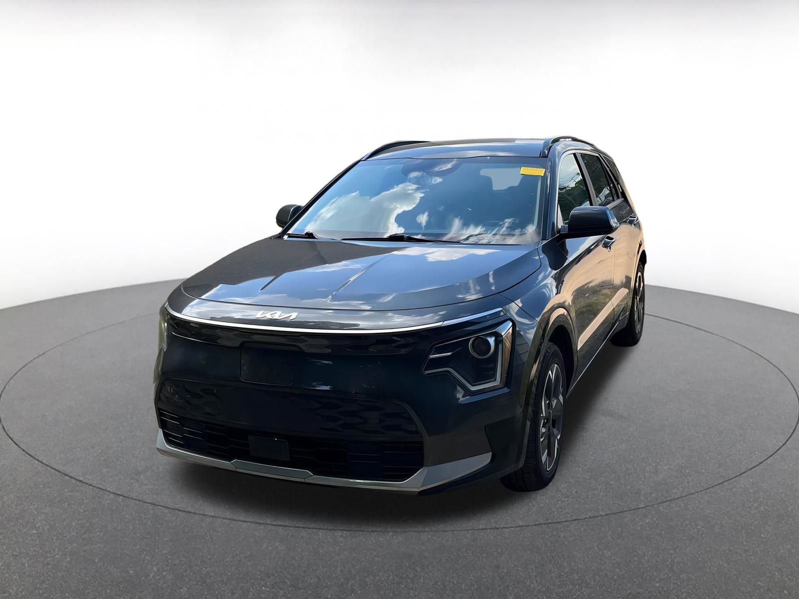 Thumbnail: 2023 Kia Niro - 4