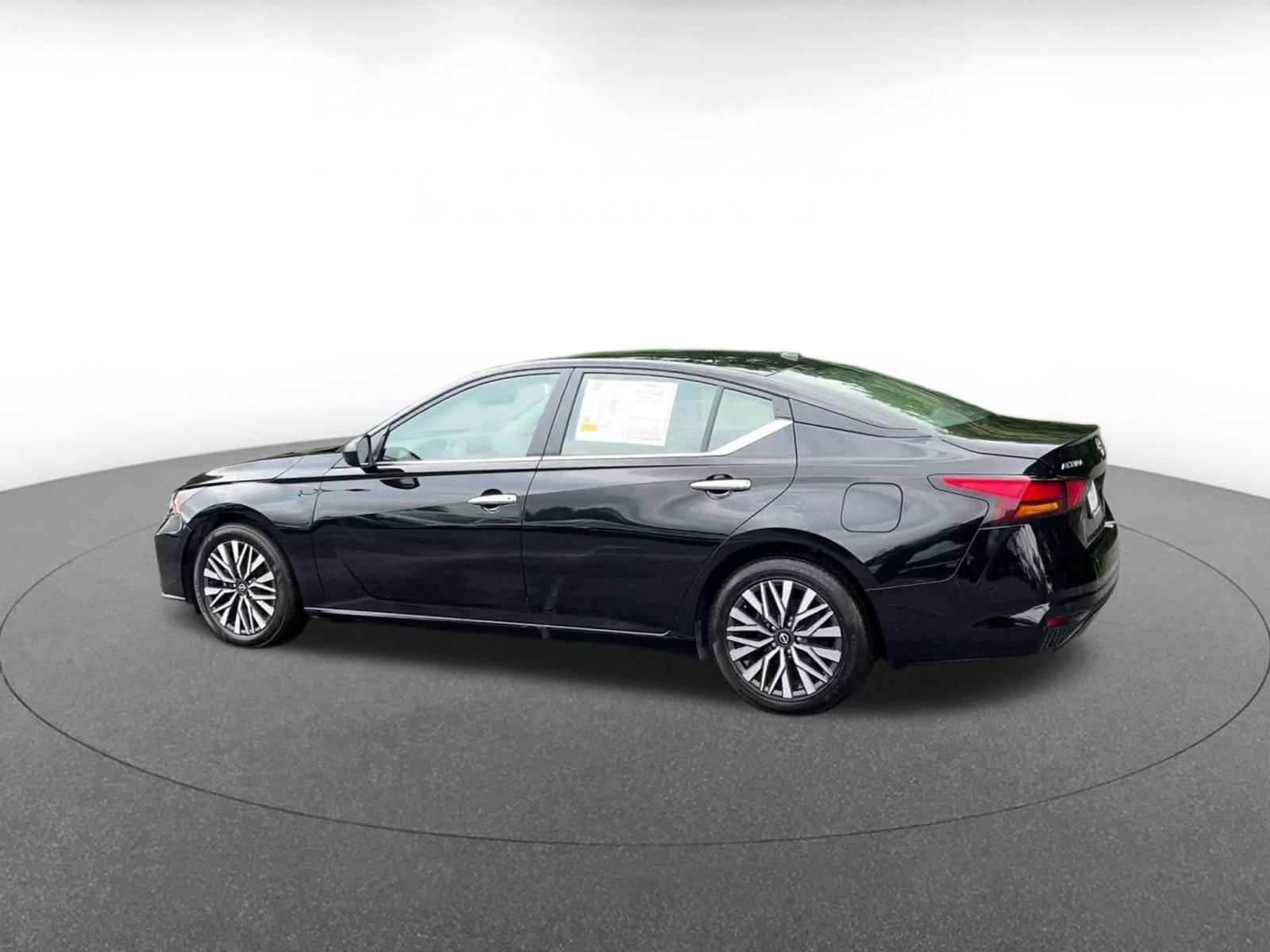 Thumbnail: 2025 Nissan Altima - 8