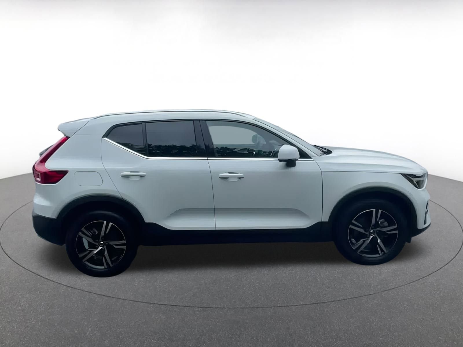 Thumbnail: 2024 Volvo XC40 - 16