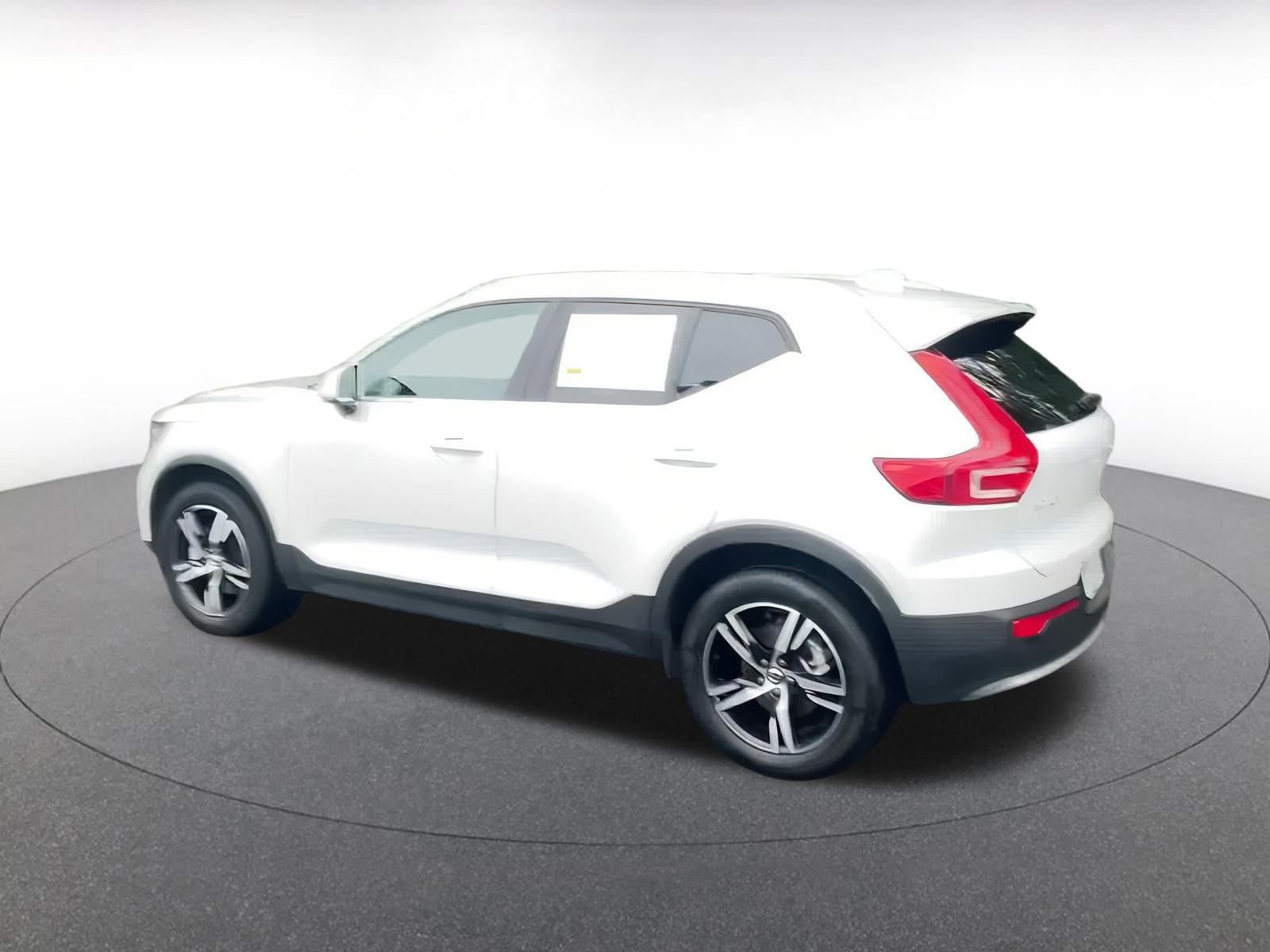 Thumbnail: 2024 Volvo XC40 - 10
