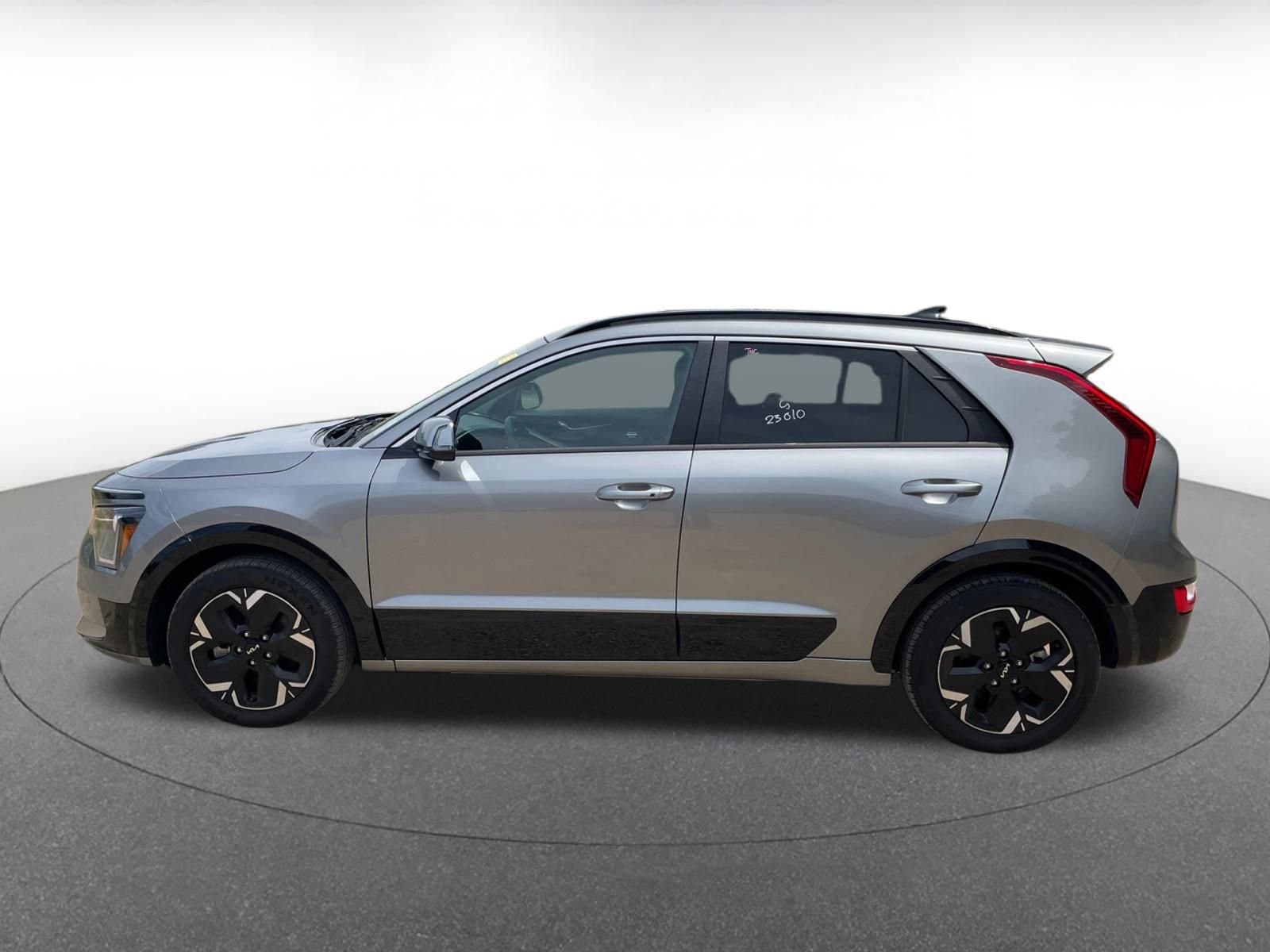 Thumbnail: 2023 Kia Niro - 5
