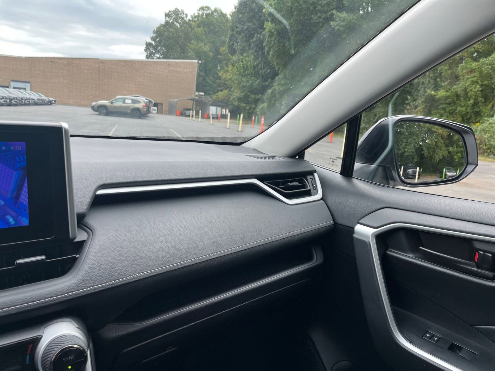 Thumbnail: 2025 Toyota RAV4 - 31